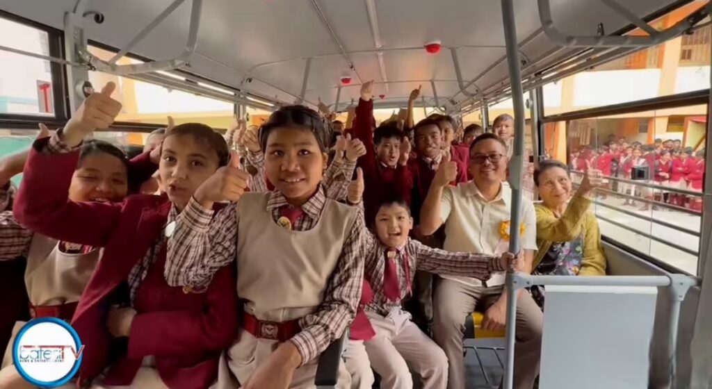 Na ka CMSDF pynïoh School Bus u CEM barim ïa ka Dinet Manik Syiem Memorial HSS