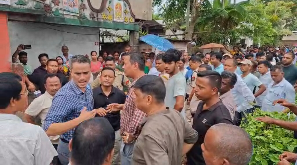 Sieh be-aiñ ka ASEB ïa ki post electrik ha Maikhuli, byrngem ki paidbah ban jynrat lada ym leh eiei u DC Ribhoi