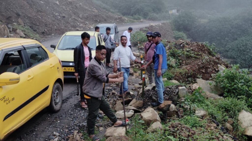 Ban shngaiñ ki paidbah, pynïeng ka KSU bad FKJGP da u Redium Retro Reflective Tape harud surok  Shillong-Dawki 