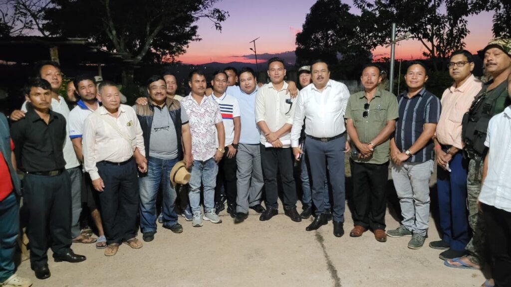 Yn ïoh ot noh ki Khasi ïa u kba ha Lapangap, dawa ki Karbi ban aiti ïa uba pynïap ïa u Oriwell Timung