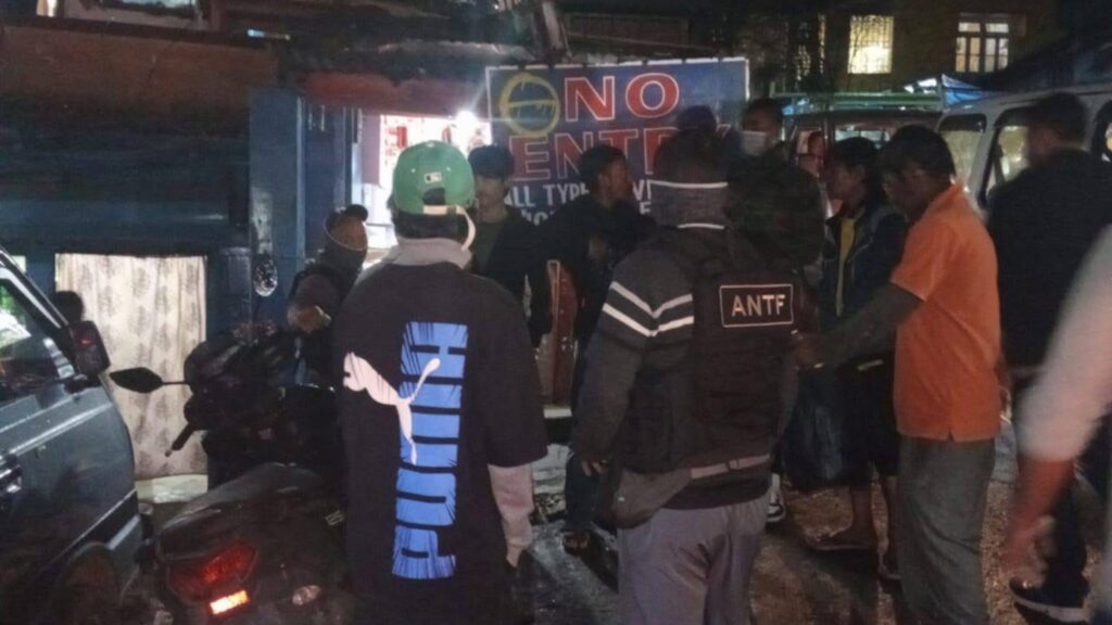Kurup ki Pulit ïa u Ganja ha Kongong bad u drok na Polo