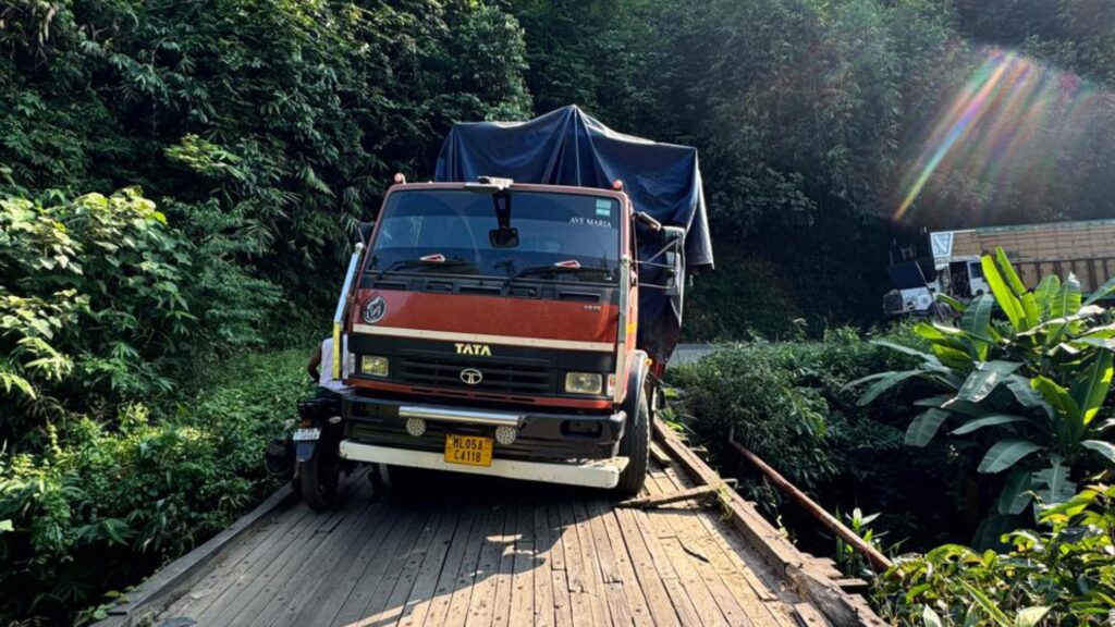 Jur ka jingit palat pud ki trok kit coke, jan kdiah ka jingkieng dieng naba ngam ka trok