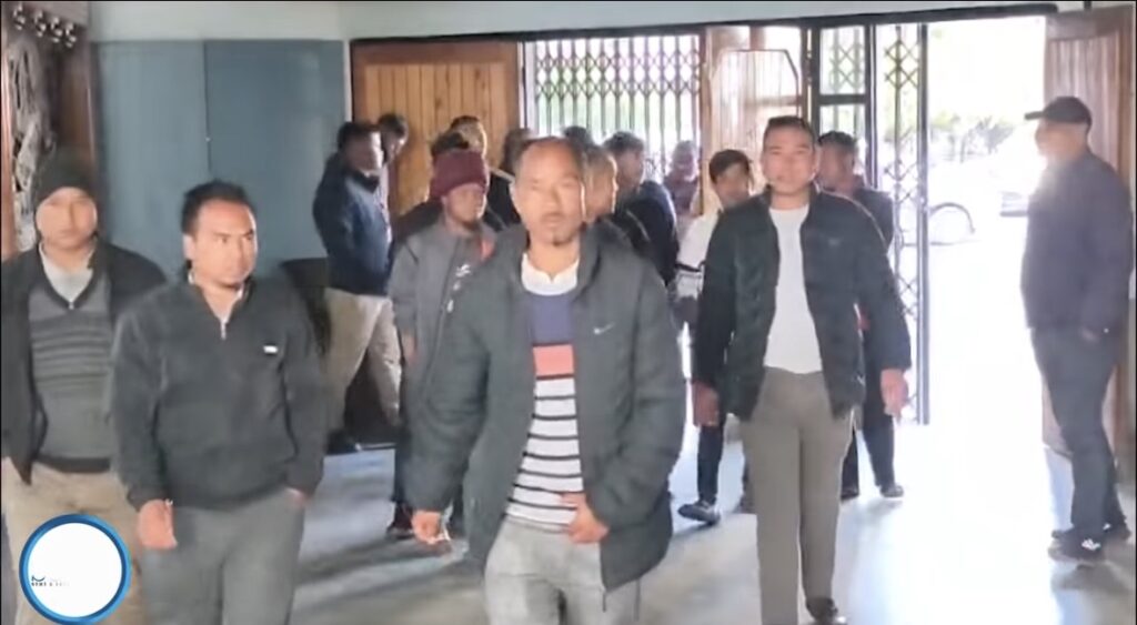 U Acting Lyngdoh Hima Sohïong u pyndonkam ïa ka Order ka KHADC kum ka jaiñ ñiad kjat: Purningstar Shabong