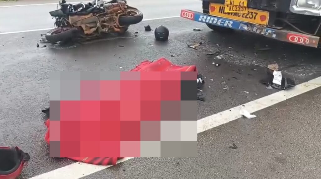 Scooty crashes into parked truck at Tuber Sohshrieh, rider dies on the spot