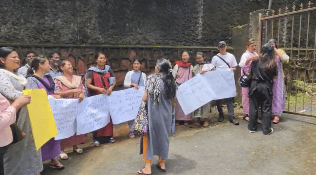 Street vendors pppose SMB’s plan to relocate them from Motphran to Basa Sohsaw, ïewduh